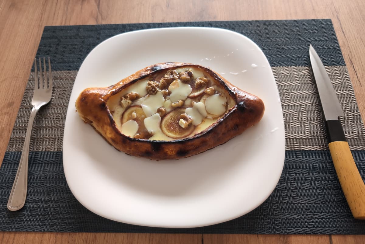 Khachapuri with fig